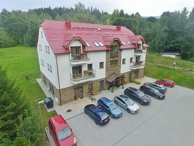 Apartmánový dům Horní Lipová — pohled z výšky s parkovacími stáními