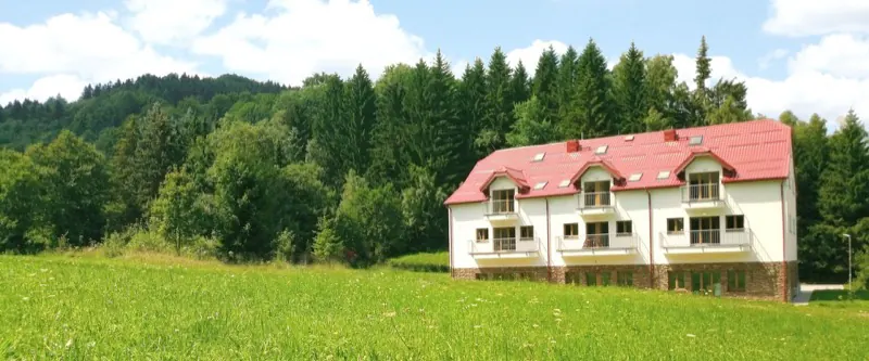 Dům z luční strany v létě