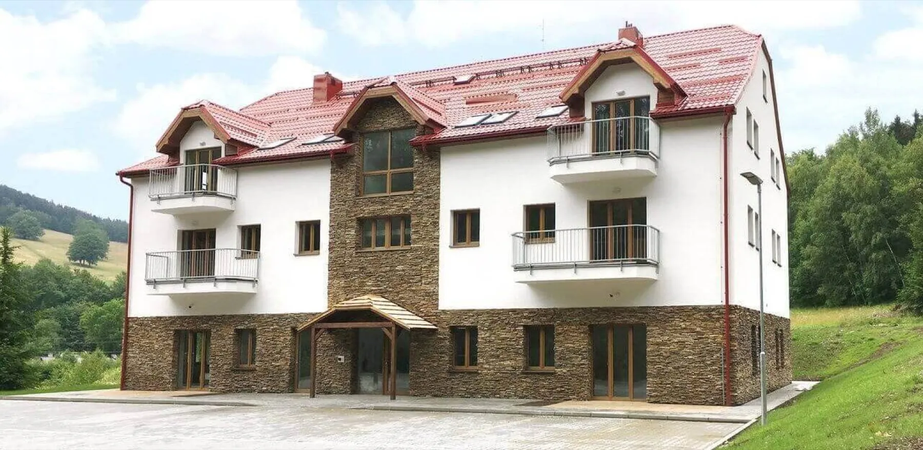 Apartmánový dům Horní Lipová 295 — exteriér